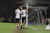 Jogadores comemoram a vitória contra o Águia