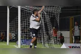 Golaço e comemoração com bola debaixo da blusa para simular gravidez e dedo polegar na boca para simbolizar o bebê