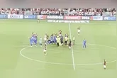 Jogador cai no gramado do Maracanã e mobiliza todos os jogadores