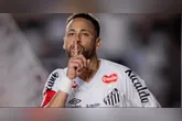 Menino Neymar faz os gols da vitória e manda críticos se calarem