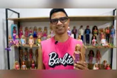 Alvin Soares exibe parte da coleção com mais de 100 bonecas Barbie, paixão que ele cultiva desde a infância.
