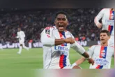 Endrick comemora o primeiro gol do Lyon na vitória do por 2 a 1 sobre o PSG.