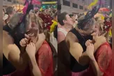 Gleisi e Lindberg aos beijos durante o Carnaval 2026.