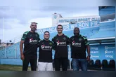 Técnico Júnior Rocha (2º à direita), ao lado do auxiliar Edson Macaé (1º à direita), analista de desempenho Robson de Lima (1º à esquerda) e o preparador de goleiros Emerson (2º à esquerda).