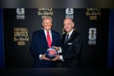 Presidente da FIFA, Gianni Infantino em foto ao lado de Donald Trump; entidade ainda não se pronunciou oficialmente sobre o ataque dos EUA à Venezuela.