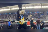 O Lobo Mau entrou em campo caracterizado como Slash, ícone do rock mundial.