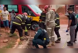 A situação, marcada pela possibilidade de uma tragédia devido às chuvas, mobilizou moradores, o Corpo de Bombeiros e a Polícia Militar