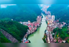 Vista aérea de Yanjin mostra o contraste entre a densa malha urbana e os imponentes penhascos da província de Yunnan.