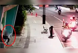 Criança ficou esperando por um longo período no ponto de ônibus, e ao anoitecer, ligou para a Polícia