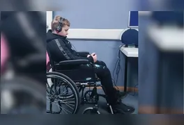 Franki Purdy em processo de fisioterapia; após sofrer um AVC causado pela meningite, o menino luta para recuperar a mobilidade e a independência.