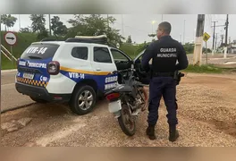 Agentes da GMM realizam a vistoria técnica na motocicleta recuperada na região da Nova Marabá.