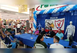 Elenco e comissão técnica do Águia de Marabá durante entrevista ao vivo para a Rádio Clube FM no Hipermercado Líder.