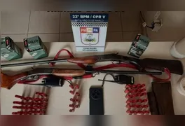Os policiais também encontraram armas de fogo, munições e outros materiais ilícitos, caracterizando situação de flagrante delito