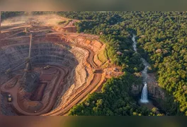 O impressionante contraste entre a atividade industrial na Serra Norte e a preservação da Floresta Nacional de Carajás, no sudeste do Pará.