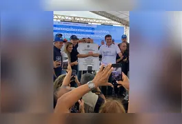 O governador Helder Barbalho e o ministro Renan Filho durante o ato de descerramento da placa inaugural na BR-422.