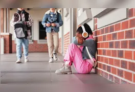 A psicóloga reforça que o ambiente familiar deve ser um porto seguro para o diálogo.