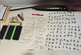 Material encontrado em posse dos suspeitos