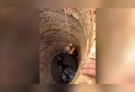 Uma criança foi resgatada após cair em um poço
