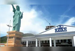 O suspeito conseguiu passar pelos caixas sem efetuar o pagamento dos produtos e saiu da loja