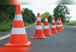 A colisão, que envolveu uma carreta e dois veículos de passeio, ocorreu em uma curva acentuada nas proximidades da Chácara Fênix.