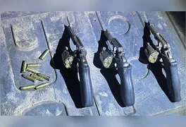 No interior da canoa utilizada pelos criminosos, os policiais apreenderam um arsenal composto por três revólveres calibre .38