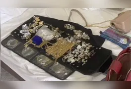 Os suspeitos ainda estavam em posse de todo o material roubado, o que consolidou a prisão em flagrante.