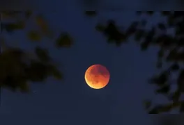 O evento, que promete um verdadeiro “apagão” visual no satélite natural, coincidirá com a Lua Cheia do mês.