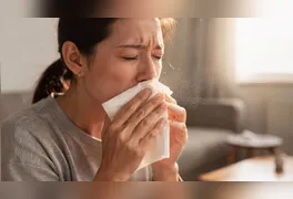 Espirrar durante gripes e resfriados é um reflexo de defesa do corpo para expulsar vírus e proteger as vias respiratórias