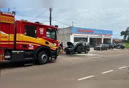 Um veículo de passeio foi consumido pelas chamas na manhã desta quarta-feira (28)