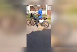 A situação foi interrompida graças à ação de dois homens que passavam pelo local em um veículo.