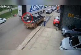 As imagens mostram que o motorista se preparava para acessar o automóvel no momento em que o caminhão passava ao lado.