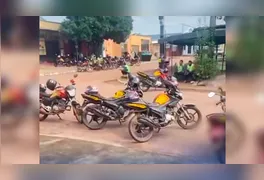Câmeras de monitoramento registram o exato momento em que o suspeito aborda motociclistas na Avenida Belo Horizonte.
