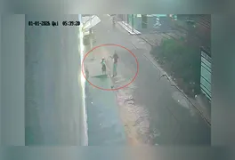 Registro de câmeras de segurança mostra o exato momento em que Valdemir Alves Freitas aguardava a chegada da vítima para realizar o ataque em Nova Ipixuna.