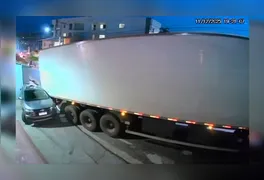 O impacto causou danos materiais significativos ao veículo atingido