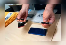 A caneta-canivete encontrada na casa da suspeita. Polícia suspeita que esta seja a arma do crime