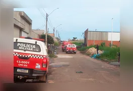 Equipes do CPR XIII e unidades táticas de Marabá durante o cerco estratégico em residência no bairro Jardim Tropical, em Xinguara.
