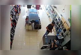 O suspeito entrou no estabelecimento se passando por cliente e iniciou uma simulação de compra.