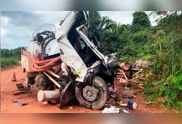 Destroços dos caminhões evidenciam a violência da colisão frontal ocorrida no Distrito Industrial de Marabá.