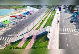 Profissionais da educação em atividade; certame busca preencher postos de professores e agentes de inclusão.