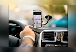 Interior de veículo com QR Code para pagamento; modalidade foi utilizada para a transferência do valor irregular.