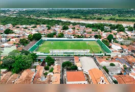 Com novos refletores de LED e gramado revitalizado, Estádio Zinho Oliveira amplia capacidade para 4 mil pessoas.