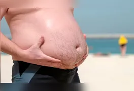 Alimentos ricos em fibras e proteínas magras, como legumes e peixes, são aliados essenciais para promover a saciedade e reduzir o estoque de gordura entre os órgãos.