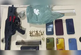 Ação conjunta apreendeu submetralhadora, veículos e drogas