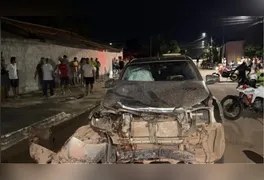 Parte da frente do carro ficou praticamente destruída