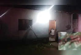 De acordo com as primeiras informações colhidas no local, a vítima foi atingida por diversos golpes de faca.