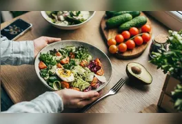 O cansaço crônico e os problemas digestivos colocaram a dieta anti-inflamatória no topo das buscas.