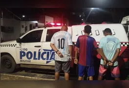 Uma operação da Polícia Militar, realizada na noite desta terça-feira (7), resultou na detenção de dois homens e na apreensão de um adolescente