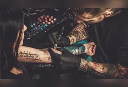 O debate sobre os riscos das tatuagens ganhou um novo capítulo com a divulgação de estudos que investigam a relação entre os pigmentos e o câncer de pele.