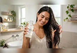 A água de arroz tornou-se a nova queridinha de quem busca tratamentos capilares naturais e acessíveis.
