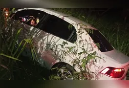 O condutor de um veículo perdeu o controle da direção, fazendo com que o automóvel saísse da pista.